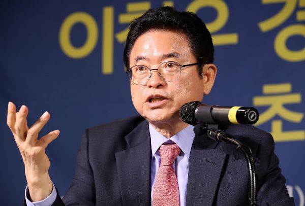 대선 출마를 선언한 이철우 경북도지사가 '윤석열 2.0' 시대를 열어야 한다고 주장했다. 사진은 이 지사가 14일 대구 남구 이천동 대구아트파크에서 열린 아시아포럼21 초청토론회에 참석해 질문에 답하는 모습. /사진=뉴스1