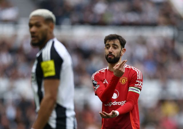 뉴캐슬 유나이티드가 맨체스터 유나이티드를 꺾고 리그 4연승에 성공했다. 사진은 14일(한국시각) 영국 뉴캐슬 세인트제임스파크에서 열린 2024-25 잉글랜드 프리미어리그(EPL) 32라운드 뉴캐슬 유나이티드와 맨체스터 유나이드이 경기에 출전한 브루노 페르난데스(오른쪽)의 모습. /사진=로이터