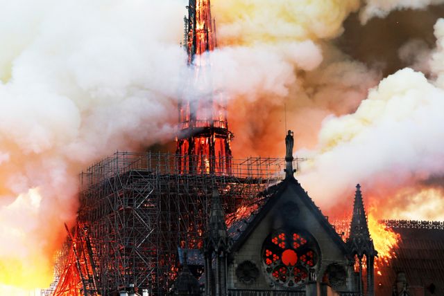2019년 프랑스 파리의 상징이자 세계적인 문화유산인 노트르담 대성당에 대형 화재가 발생했다. 사진은 2019년 4월15일(현지시각) 프랑스 파리 노트르담 대성당 첨탑에 불이 붙어 연기가 치솟고 있는 모습. /사진=로이터