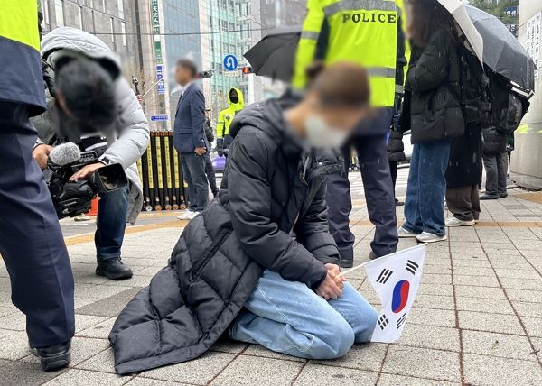 윤석열 전 대통령이 첫 정식 형사재판이 이뤄진 14일 법원 앞에서 그의 지지자들이 '윤 어게인'을 외쳤다. 사진은 윤석열 전 대통령의 첫 정식 형사재판이 열린 14일 오전 윤 전 대통령 지지자가 무릎을 꿇고 기도하는 모습./사진=뉴스1