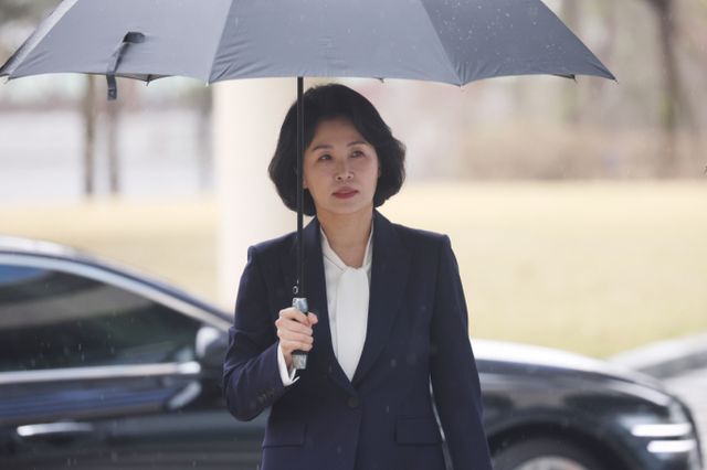 '공직선거법 위반' 혐의로 1심에서 벌금형을 선고받은 이재명 더불어민주당 대표 배우자 김혜경씨가 14일 경기 수원시 영통구 수원고등법원에서 열린 항소심 공판에 출석했다. /사진=뉴스1