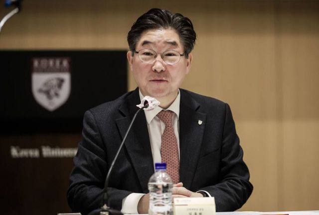 고려대는 13일 수업 일수를 채우지 못한 의대생에게 원칙대로 유급 통보를 하겠다고 밝혔다. 사진은 김동원 고려대 총장이 14일 서울 성북구 고려대 SK미래관 최종현홀에서 열린 기자간담회에서 발언하는 모습. /사진=뉴시스