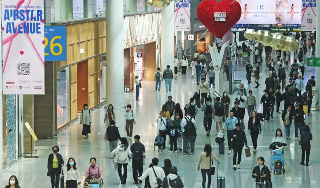 지난해 한국을 찾은 외국인 관광객 관광신고건수가 늘어났다. 특히 쇼핑 중 바가자 요금에 대한 불편이 제기됐다. 사진은 지난달 25일 인천국제공항 제1터미널 면세구역에서 여행객들이 쇼핑하는 모습. /사진=뉴스1