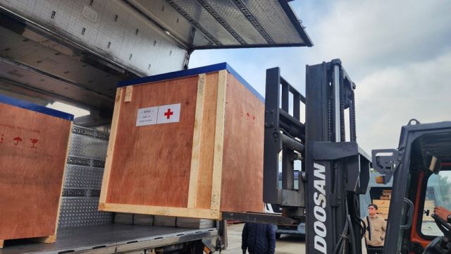 14일 인천공항에서 미얀마 양곤행 비행기에 지진 피해 대응을 위한 긴급구호물품 중 일부가 탑재되고 있다. /사진=코이카