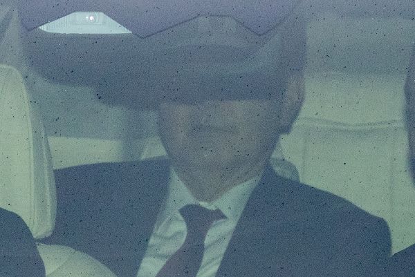 내란 우두머리 혐의를 받는 윤석열 전 대통령의 첫 정식 재판에 증인으로 출석한 조성현 수도방위사령부 제1경비단장이 비상계엄 당시 국회의원을 끌어내라는 지시를 받았다고 증언했다. 사진은 윤석열 전 대통령이 14일 오전 서울 서초구 서울중앙지방법원에서 열린 내란 우두머리 혐의 1차 공판에 출석하는 모습. /사진=뉴시스