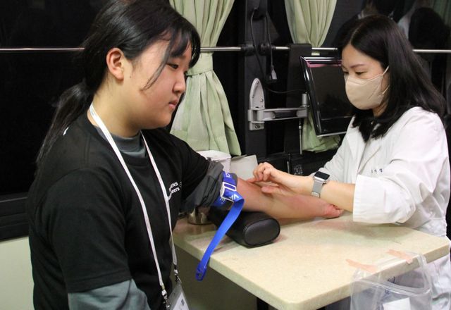 지멘스 헬시니어스 한국법인이 지역사회 아동 건강검진과 플로깅 활동을 진행했다. 사진은 지멘스 헬시니어스 한국법인 임직원들이 꽃가람지역아동센터 및 시화지역아동센터에서 무료로 종합 건강검진을 실시하는 모습. /사진=지멘스 헬시니어스