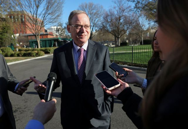 케빈 해싯 백악관 국가경제위원회(NEC) 위원장이 상호관세와 관련해 좋은 제안이 오간 국가 중 하나로 한국을 꼽았다. 사진은 해싯 위원장이 지난달 19일(현지시각) 미국 워싱턴D.C 백악관에서 기자들과 대화하는 모습. /사진=로이터