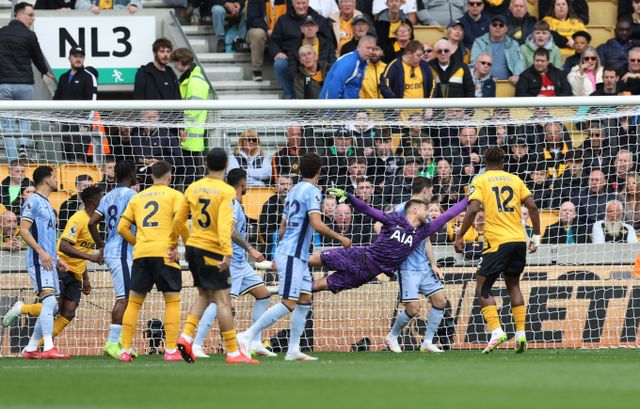 손흥민이 빠진 토트넘 홋스퍼가 울버햄튼 원더러스에 2-4 완패당했다. 사진은 지난 13일(한국시각) 영국 울버햄튼 몰리뉴 스타디움에서 열린 2024-25시즌 잉글랜드 프리미어리그(EPL) 32라운드 울버햄튼 원더러스와 토트넘 홋스퍼의 경기 모습. /사진=로이터
