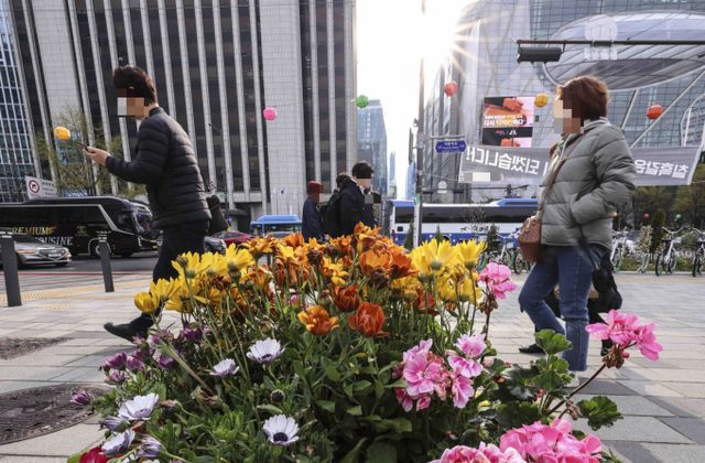 오는 15일 전국이 대체로 구름이 많다가 차차 맑아질 예정이며 꽃샘추위가 이어질 전망이다. 사진은 지난 14일 서울 종로구 세종대로 일대를 지나가는 시민들의 모습. /사진=뉴시스