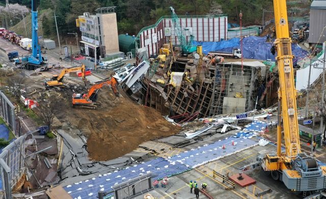최근 연이어 발생한 대형 싱크홀 사고로 시민들의 불안이 확산되고 있다. 사진은 신안산선 복선전철 5-2공구 공사 현장이 붕괴된 모습 /사진=뉴시스