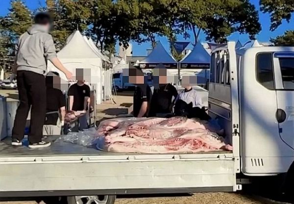 백종원 더본코리아 대표가 또다시 위생 논란에 휩싸였다. 사진은 더본코리아 직원으로 추정되는 남성들이 바비큐용 생고기를 옮기는 모습. /사진=온라인커뮤니티 캡처