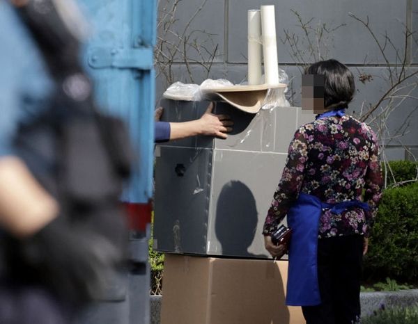 윤석열 전 대통령과 부인 김건희씨가 대통령 관저에 설치한 고가의 캣타워와 히노끼 욕조를 사저로 운반했다는 의혹이 제기됐다. 사진은 지난 11일 서울 서초동 윤석열 전 대통령 사저인 아크로비스타로 캣타워 등 이삿짐이 옮겨지고 있는 모습. /사진=뉴시스