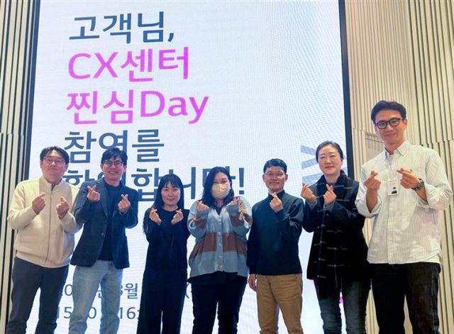 LG유플러스의 '찐심데이'가 올해부터 참여한 고객과 지속적으로 소통을 강화하는 '찐심크루'로 진화한다. 사진은 서울 용산구 LG유플러스 용산사옥에서 김새라 전무(오른쪽 두번째)가 '찐심데이'에 참여한 고객들과 기념 촬영하는 모습. /사진=LG유플러스