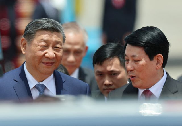 시진핑 중국 국가주석이 수교 75주년을 기념하기 위해 베트남을 방문했다. 사진은 시 주석(왼쪽)이 14일(현지시각) 베트남 하노이 노이바이 국제공항에 도착해 루옹그엉 베트남 국가주석과 대화하는 모습. /사진=로이터 