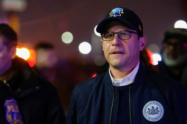 미국 경찰이 조시 셔피로 미국 펜실베이니아 주지사 관저에 방화를 저지른 코디 발머를 검거했다. 사진은 셔피로 주지사가 지난 1월31일 미국 펜실베이니아주 필라델피아에서 발생한 비행기 추락 사고 현장을 방문한 모습. /사진=로이터