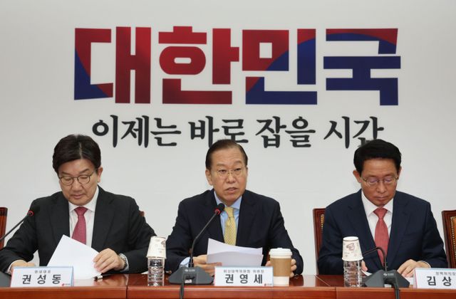 국민의힘이 제21대 대통령 선거 핵심 공약으로 주 4.5일제와 주 52시간 규제 완화를 핵심으로 둔 유연근무제를 약속했다. 사진은 14일 서울 여의도 국회에서 열린 비상대책위원회에서 발언 중인 권영세 국민의힘 비상대책위원장(가운데)의 모습. /사진=뉴시스 