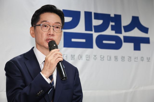 [대선 출마를 선언한 김경수 전 경남지사가 14일 서울 여의도 경선 선거사무실에서 열린 대통령 집무실 관련 입장발표 기자회견에서 발언하는 모습. /사진=뉴시스