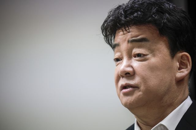 백종원이 출연할 예정이었던 '남극의 셰프' 방송이 연기된 이유가 대선 때문이라고 밝혔다.사진은 백종원이 더본코리아 주주총회에서 취재진의 질문에 대답하는 모습. /사진=뉴시스 