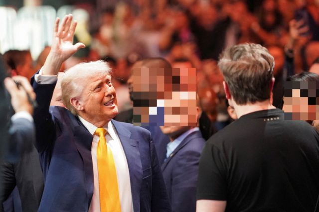 도널드 트럼프 미국 대통령이 지난 12일(현지시각) 미국 마이애미 플로리다 카세야 센터에서 열리는 UFC 314를 앞두고 도착해 손을 흔들고 있다. /사진=로이터