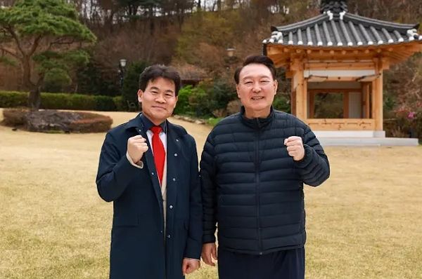 한국사 강사 전한길이 대통령 선거를 앞두고 보수 우파 승리를 강조했다. 사진은 한국사 강사 전한길과(왼쪽) 윤석열 전 대통령 모습. /사진=유튜브 채널 '전한길 뉴스' 캡처