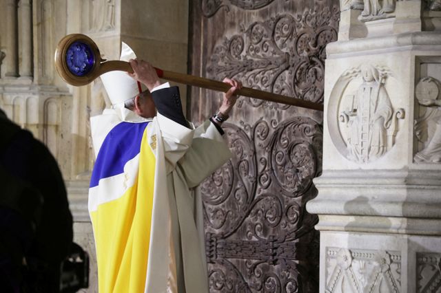 프랑스 파리의 상징이자 세계적인 문화유산인 노트르담 대성당에 대형 화재가 발생했다. 사진은 지난해 12월7일(현지시각) 노트르담 대성당 재개관식에서 로랑 울리히 대주교가 문을 두드리며 개관하고 있는 모습. /사진=로이터