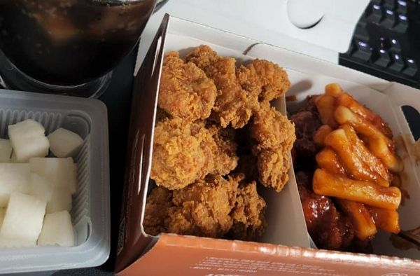 친구와 먹을 치킨을 포인트로 결제했다가 '손절' 위기에 처했다는 누리꾼 사연이 전해졌다. 사진은 치킨 사진. /사진=온라인 커뮤니티 캡처
