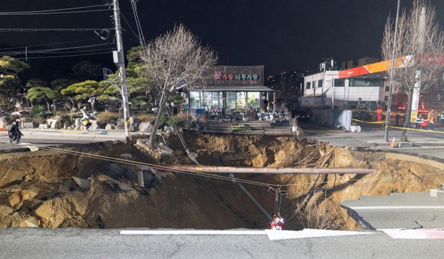 대형 싱크홀 사고가 잇따라 발생하며 시민들의 불안이 확산되고 있다. 사진은 서울 강동구 인근 사거리에서 발생한 싱크홀 모습. /사진=뉴스1