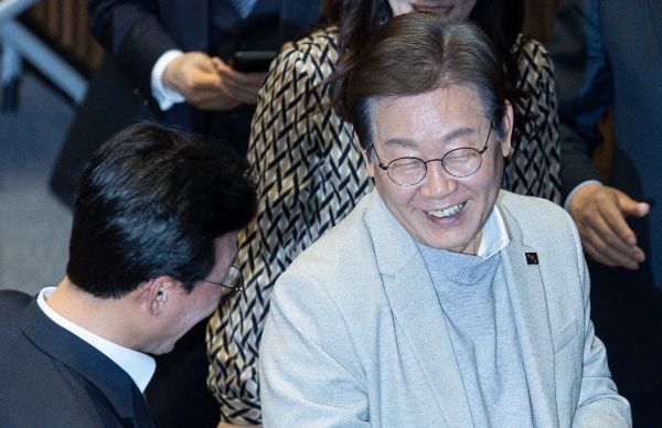 윤석열 전 대통령 멘토로 알려진 신평 변호사가 이재명 전 더불어민주당 대표에 대해 '실용적인 사람'이라고 평가했다. 사진은 이 전 대표가 14일 서울 여의도 국회에서 열린 제424회 국회(임시회) 제2차 본회의를 나선 모습. /사진=뉴스1