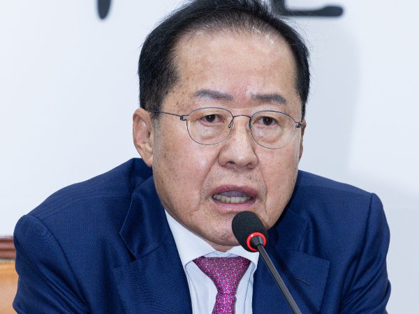 홍준표 전 대구시장이 대선 출마를 공식화했다. 사진은 홍준표 전 대구시장이 14일 오전 서울 여의도 국회에서 권영세 국민의힘 비대위원장과 면담을 갖고 있는 모습. /사진=뉴스1