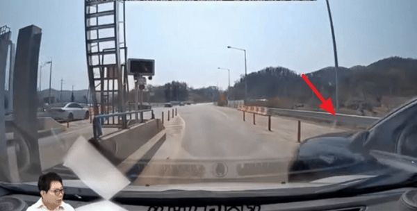고속도로 톨게이트에서 앞차를 추월한 차량의 모습이 공개되자 한문철 변호사가 놀라워했다. 사진은 톨게이트 통행권 발권 차로에서 제보자 차를 추월하는 검은색 승용차의 모습. /사진=유튜브 채널 '한문철 TV' 캡처