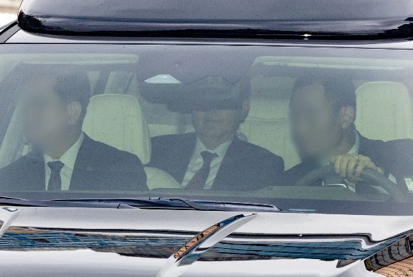 윤석열 전 대통령이 파면 열흘 만에 내란 우두머리 혐의 첫 공식 재판에 출석했다. 사진은 윤석열 전 대통령이 14일 오전 서울 서초구 서울중앙지방법원에서 열린 내란 우두머리 혐의 1차 공판에 출석하는 모습. /사진=뉴시스