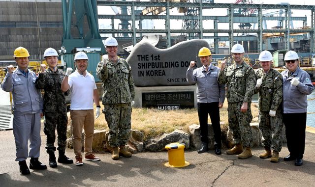 닐&nbsp;코프로스키&nbsp;주한미해군사령관(왼쪽부터&nbsp;네&nbsp;번째)과&nbsp;유상철&nbsp;HJ중공업&nbsp;대표이사(다섯&nbsp;번째)가 지난 10일 HJ중공업 영도조선소를 시찰하고 있다. /사진=HJ중공업