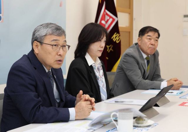 정근식 서울시교육감이 14일 서울 중구 덕수중학교를 방문해 '서울형 교육복지사업 운영 현황 및 내실화 방안'을 주제로 간담회를 하고 있다. 사진은 기사 내용과 무관함./ 사진= 뉴스1