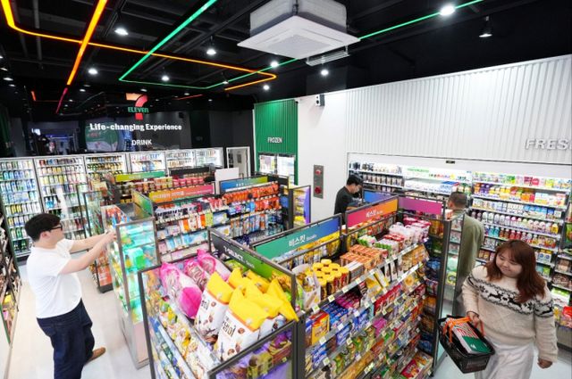 코리아세븐은 세븐일레븐의 신규 콘셉트 매장인 뉴웨이브가 좋은 반응 얻고 있는 만큼 올해 공격적인 마케팅으로 영업손실을 50%가량 줄이겠다는 계획이다. 사진은 지난 3월 오픈한 뉴웨이브대전둔산점. /사진=세븐일레븐