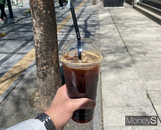 컵홀더 없는 아이스 아메리카노지만 커피는 맘놓고 먹을 수 있겠다는 생각에 기분이 좋았다. /사진=최성원 기자