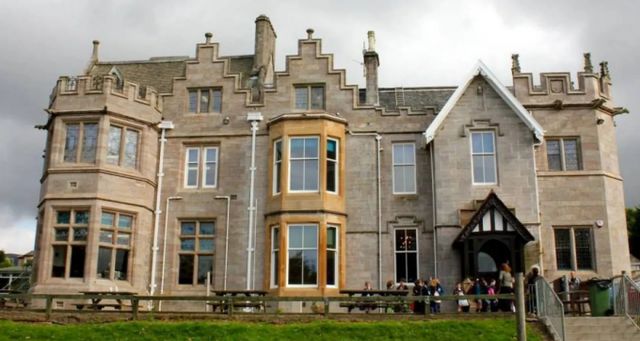 영국 스코틀랜드 사립 학교 로몬드가 수업료를 현금이 아닌 암호화폐인 비트코인으로 받겠다고 발표했다. 사진은 로몬드 학교. /사진=BBC 홈페이지 캡처