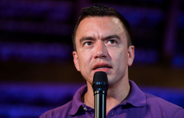 바나나 기업 상속자 다니엘 노보아(37)가 에콰도르 대통령 재선에 성공했다. 사진은 노보아 대통령이 지난 13일(현지시각) 에콰도르 산타 엘레나에서 연설하는 모습. /사진=로이터