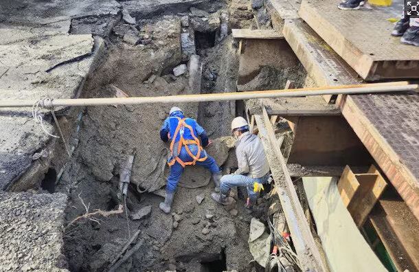 14일 오전 부산 사상구 부산 도시철도 사상~하단선 공사장 인근 지역에서 가로·세로 각 3m, 깊이 2m 크기의 땅꺼짐이 발생했다. /사진=뉴시스(부산 사상구 제공)