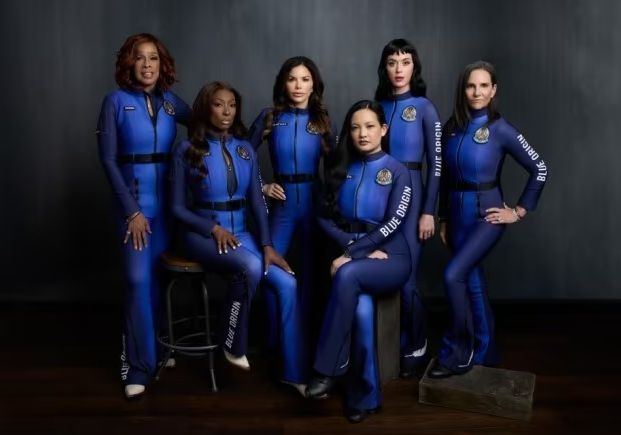 미국 팝스타 케이티 페리와 제프 베이조스의 약혼녀 등 6명의 여성이 블루 오리진 우주선을 타고 우주 여행을 떠난다. 사진은 블루 오리진 우주선 뉴 셰퍼드에 탑승하는 6명의 모습. /사진=블루 오리진 인스타그램 캡처 