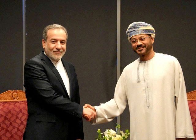 미국과 이란이 오는 19일(이하 현지시각) 이탈리아 로마에서 두번째 핵 협상을 진행한다. 사진은 아바스 아라그치 이란 외무장관(왼쪽)과 사이이드 바드르 알부사이디 오만 외무장관이 지난 12일 오만 무스카트에서 만난 모습. /사진=로이터