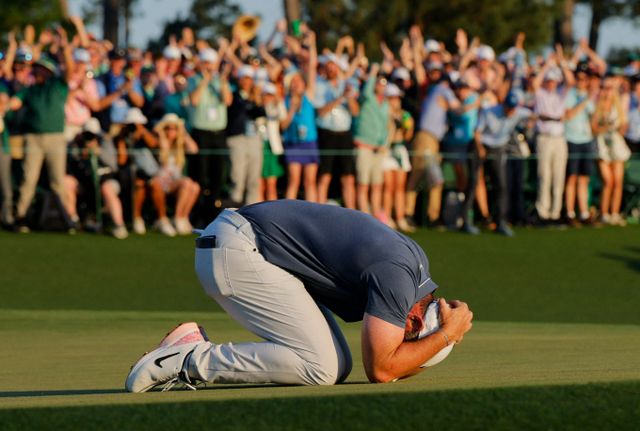 로리 매킬로이가 남자 골프 4대 메이저 대회를 모두 석권하며 그랜드슬램을 달성했다. 사진은 14일(한국시각) 미국 조지아주 오거스타 내셔널 골프장(파72)에서 열린 남자 미국프로골프(PGA) 마스터스 토너먼트에서 우승을 차지한 로리 매킬로이가 주저앉아 포효하는 모습. /사진=로이터