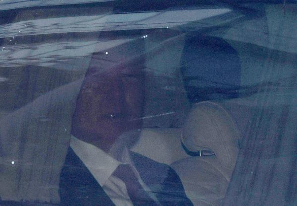 윤석열 전 대통령이 내란 우두머리 혐의 첫 형사재판에서 적극적으로 혐의를 부인했다. 사진은 윤석열 전 대통령이 지난 14일 서울 서초구 서울중앙지방법원에서 열린 내란 우두머리 혐의 1차 공판을 마친 뒤 차량을 타고 서초동 사저로 들어서고 있는 모습. /사진=뉴스1