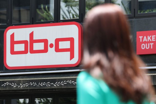  치킨 프랜차이즈 업체 제너시스비비큐가 2024년 별도기준 매출 5032억원 영업이익 738억원을 기록, 업계 1위인 bhc치킨의 매출을 95억원 차이로 추격했다. 사진은 서울 시내 한 BBQ 매장의 모습. /사진=뉴스1