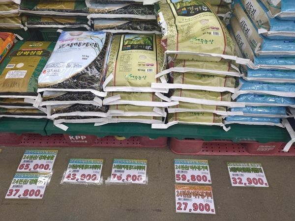 일본 쌀값이 급등하자 한국을 방문해 쌀을 구매해 간 일본인 관광객 후기가 화제다. 한국을 돌아다니며 쌀 가격을 조사한 일본인이 공유한 한국 쌀값의 모습. /사진=일본 현지 매체 캡처