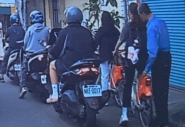 중년 남성이 여학생의 머리 냄새를 몰래 맡는 장면이 포착돼 충격을 안긴다. 사진은 중년 남성이 여학생의 머리 냄새를 몰래 맡는 모습. /사진=스레드 캡처