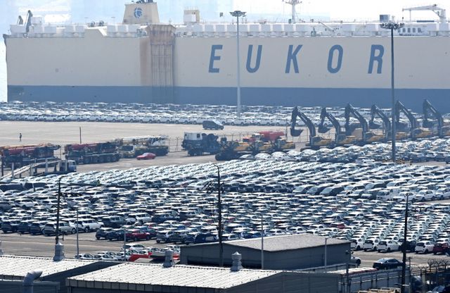 지난달 자동차 수출금액이 역대 2위 규모인 8조9000억원으로 조사됐다. 사진은 경기도 평택항 자동차 전용부두에서 선적을 기다리는 수출용 자동차. /사진=뉴시스