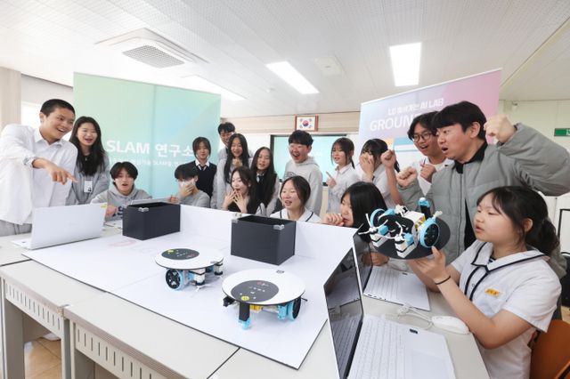 LG가 지난 8일 경남 진주 반성중학교에서 찾아가는 AI 랩을 진행했다. /사진=LG