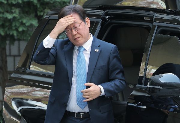 이재명 더불어민주당 전 대표 측이 대선 기간 중 재판 기일 추가 지정에 대해 난색을 보였다. 사진은 이재명 더불어민주당 전 대표가 지난 15일 오전 서울 서초구 서초동 서울중앙지방법원에서 열린 대장동 배임 및 성남FC 뇌물 1심 속행 공판에 출석하기 위해 도착한 모습. /사진=뉴스1