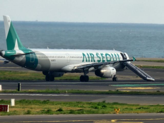 제주국제공항에서 이륙을 준비하던 김포행 에어서울 항공기의 비상문이 열려 비상 탈출 슬라이드가 펼쳐졌다. /사진=독자제공(뉴스1)
