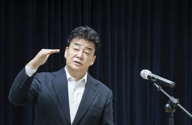 백종원이 대표로 있는 더본코리아가 최근 온갖 논란에 직면한 가운데 공식입장을 통해 쇄신을 천명했다. 사진은 지난달 28일 서울 서초구의 한 회의공간에서 열린 더본코리아 주주총회에서 취재진의 질문에 답한 백종원 더본코리아 대표. /사진=뉴시스